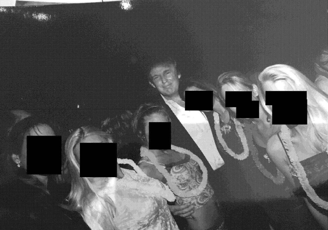 爱泼斯坦案再爆猛料！权贵合影流出，特朗普克林顿同框，白宫急了