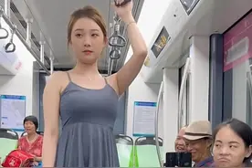 毁三观！地铁上惊现尴尬一幕，大爷拍照引女子不满！图片