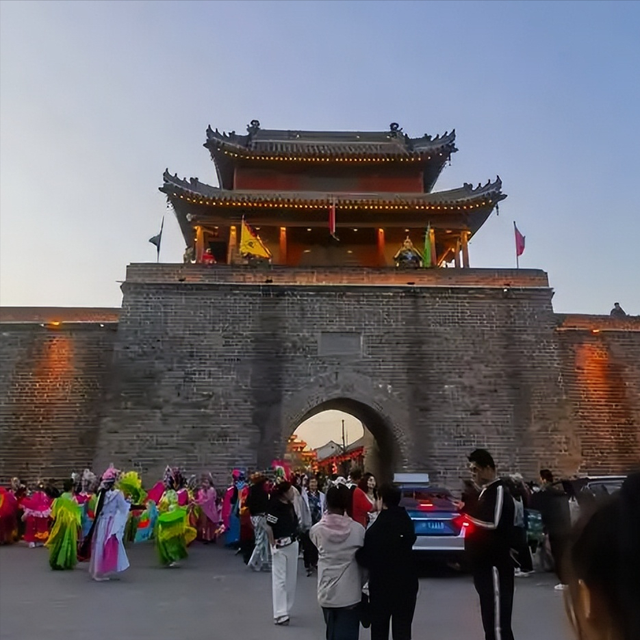 兴城逆袭，3桶油漆引亿次曝光，泳装与影视的结合盘活小城文旅？
