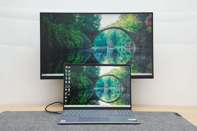 戴尔 灵越 16 Plus 外接显示器办公体验
