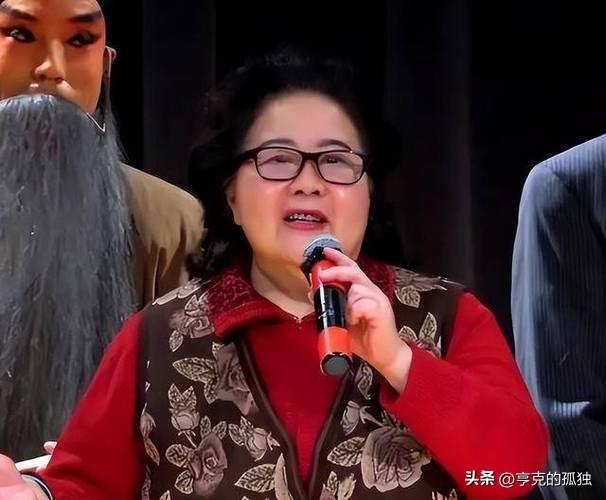 吃里爬外，永不回国？她带领30名演员选择留美，如今年过花甲归来