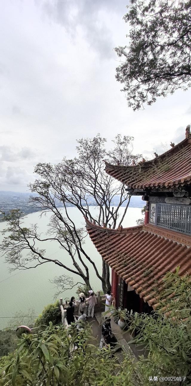 我行走在古镇的青石板路上