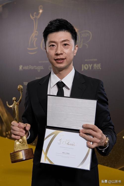 稀罕的男乒聚餐合影：王皓人群中特显眼，邱贻可的脸果然名不虚传