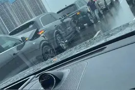 视频曝光！理想车友聚会多车连环追尾，最新回应：雨天路滑，车距太近图片