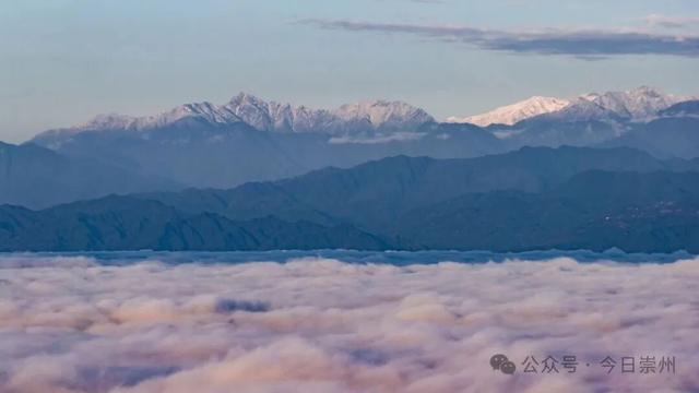 日出 + 云海 + 雪山，今天的崇州主打一个美！
