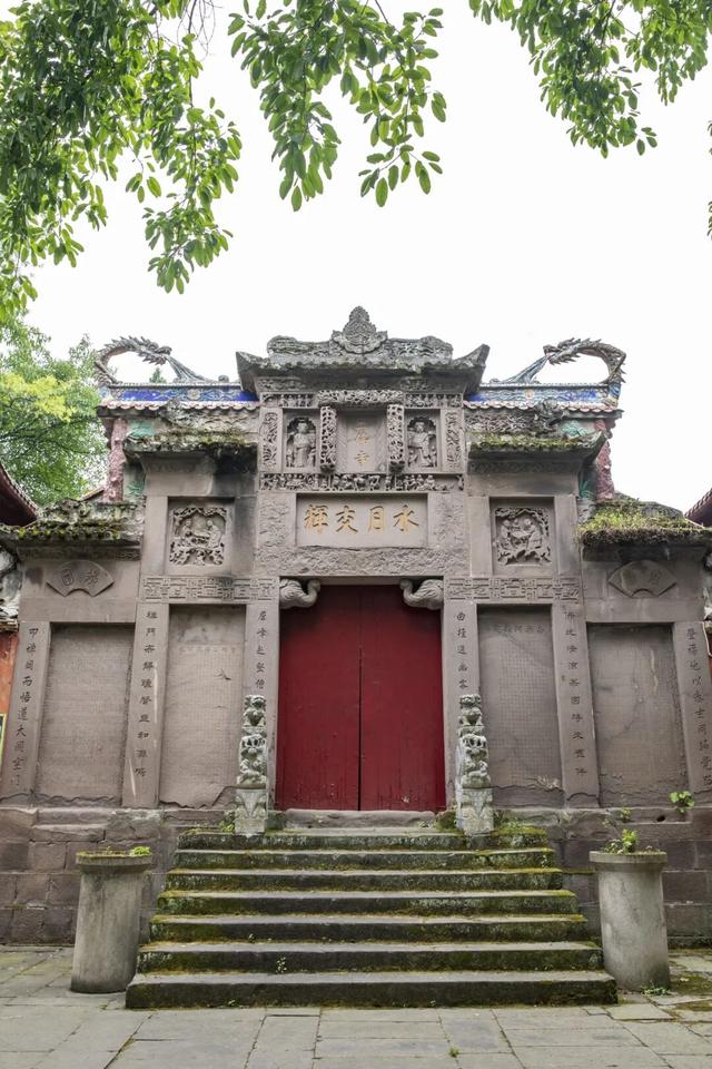 被重庆光芒掩盖，这座小城被一碗“刨猪汤”带火，景点几乎免费看