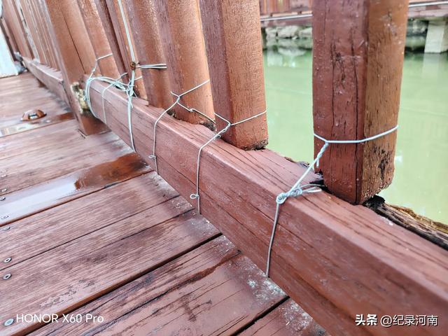 全国文明城市柘城县国家湿地公园榕湖斥巨资升级的人行栈道现状