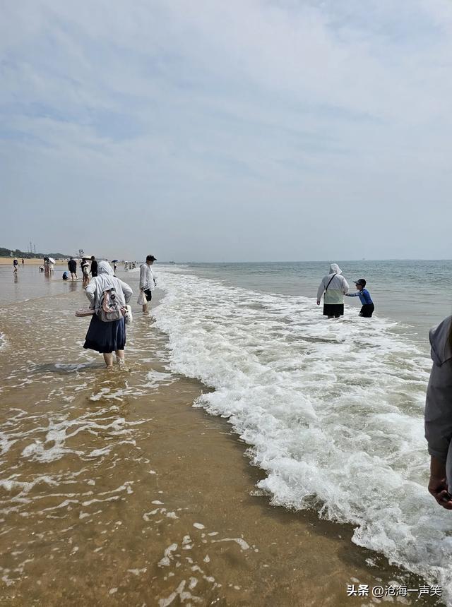浪花一朵朵，白云一阵阵，阳光，沙滩，海浪，海风，海水……