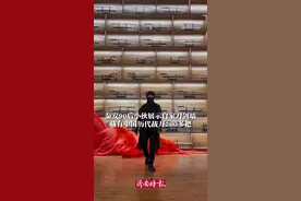 泰安小伙展示刀剑墙，藏有历代战刀200多把图片