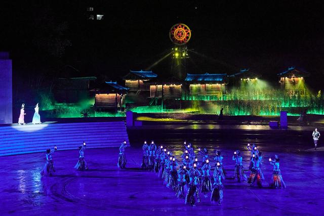 贵州雷山看一场歌舞，在《仰欧桑》中品味文化美学，遇见最美苗族