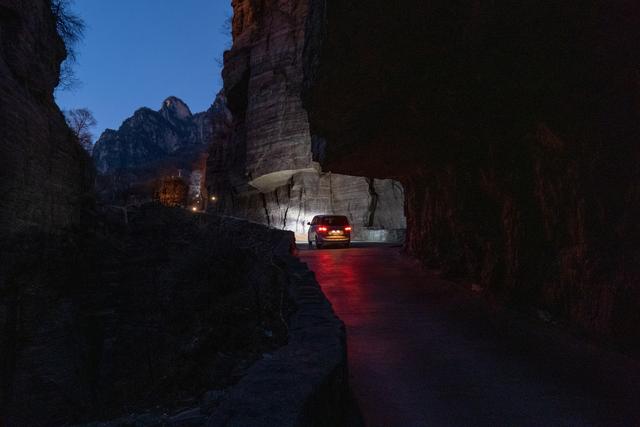 太行绝壁上的黄昏之光：步行穿越“世界第九大奇迹”