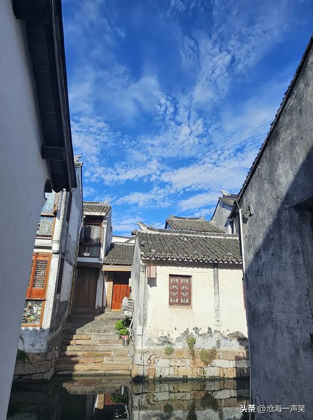 江南第一水乡，周庄的天空，朵朵白云淡墨痕，片片风景美如画