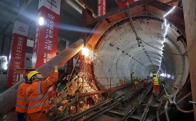 贱卖技术？国家耗费20年心血研究盾构机，却只以国外1-10价格售卖