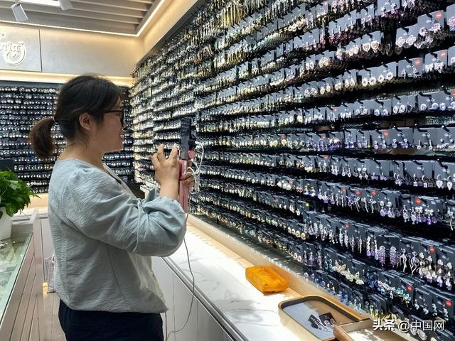 义乌国际商贸城AI赋能破局：“数字老板娘”助力小商品通全球
