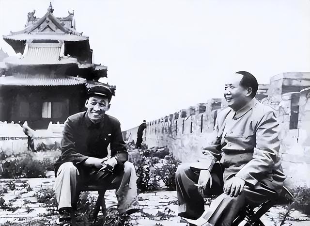 毛主席为何一生不进故宫，终生再未回延安？周总理的谈话道出实情