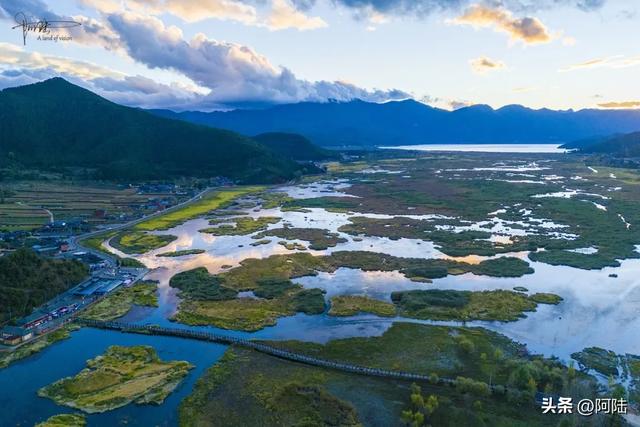 到泸沽湖“走婚”，这条300米的水上长桥肯定是要上去一趟的