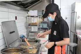 打响“蠡口肉串”品牌！苏州90后辞职卖炸串，一年卖出100万串图片