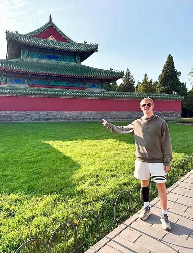 小勒布伦夺男单亚军后，并没有马上回法国，想不到是去了这里玩