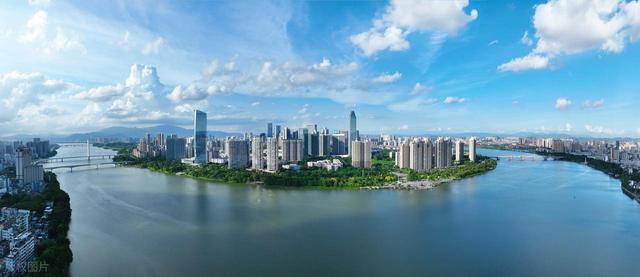 国内最有 “割裂感” 的城市之一！浪漫不失烟火，海鲜档吃到扶墙出