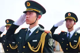 各国军服上挂着的“黄绳子”是干啥用的？说了你别不信，用途挺多图片