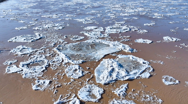 冬日奇观！落日流凌为黄河披上幻彩霓裳
