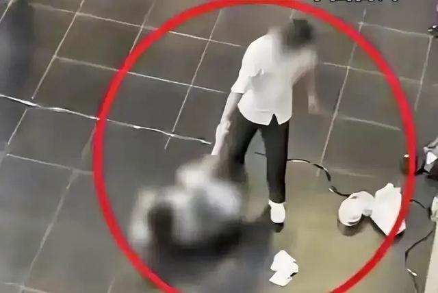 光天化日的耻辱！女游客在车站大厅遭性侵10分钟，全程竟无人制止