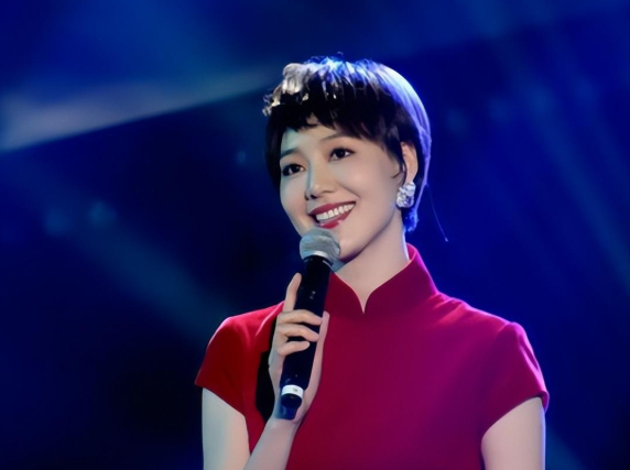 讨好大佬，陪睡上位，遭央视“开除”，她身上的标签哪个才是真的