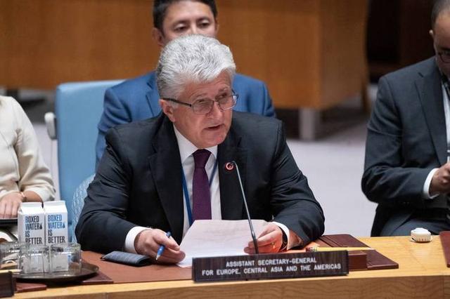 加沙墓地里，流离失所加沙人与逝者“共居”：孩子们晚上不敢出去