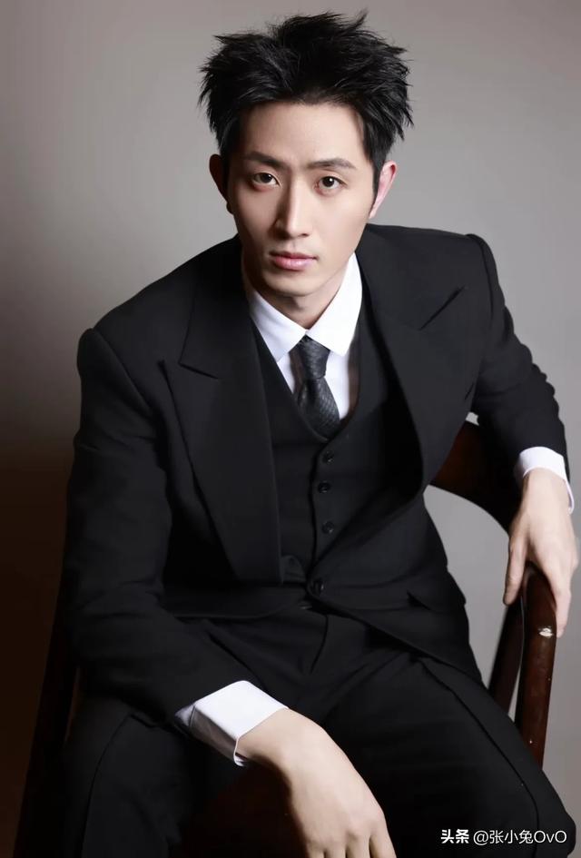 短剧演员签约经纪公司,有人顺风顺水 有人遭雪藏,顶流都选择单干
