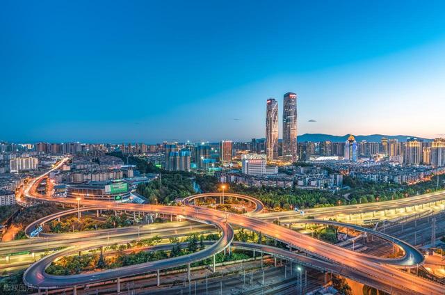西南地区唯一的特大城市，GDP破8000亿，享有“春城”的美誉