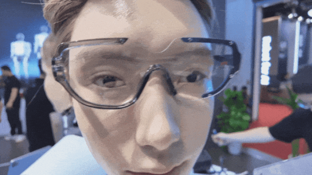 完蛋，我在北京被机器人人人人人人人人人人给包围了