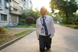无腿中介尧涛：为赚钱每日用膝盖走路带客户爬楼看房，如今已成家图片