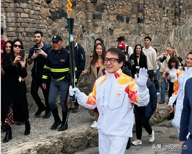 官媒对成龙的称呼变了，三字之差释放强烈信号，王晶那番话没说错