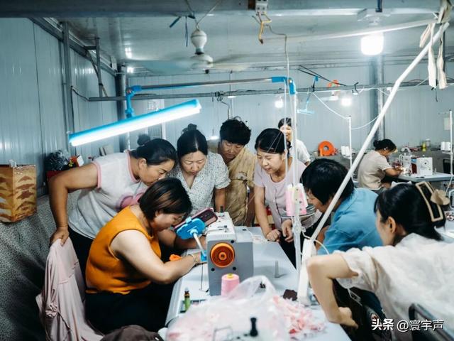 潮玩娃衣火了！河南宝妈靠缝纫机挣彩礼，工价透明不欠薪