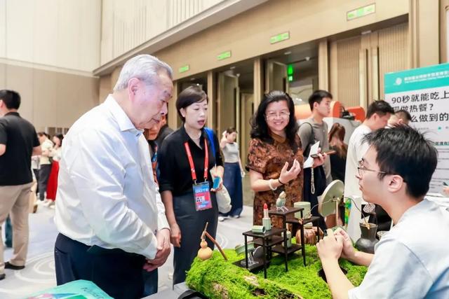 全国科普月丨AI科普活动走进全球数贸会，二维码发明者也来了！