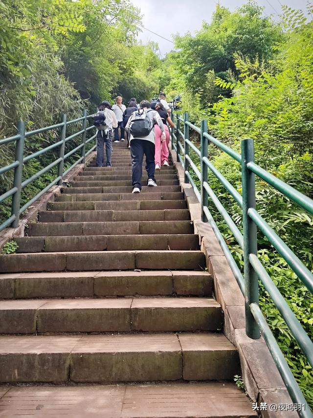 徒步瓦屋山,太艰难了,坚持下来不容易