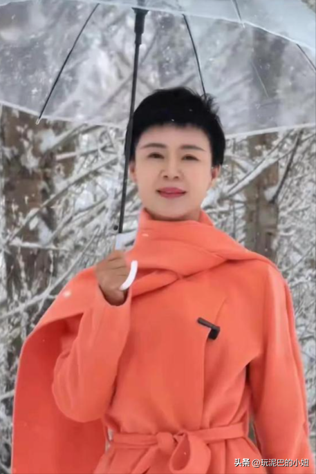 47岁贺娇龙去世！同学曝抢救过程，网友提醒成真，此前疑早有征兆