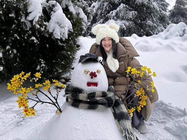 看了梅婷的穿搭，我悟了：羽绒服不配半身裙、高跟鞋，更高级惊艳