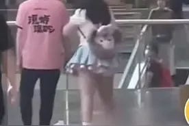 女生和人吵架当众闹情绪，一屁股坐地大叫不起，旁边男子反应看爽图片