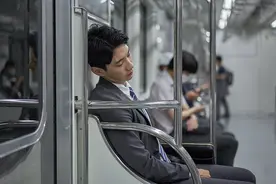 人生来到“低电量”状态，青年人要卷向何方？图片