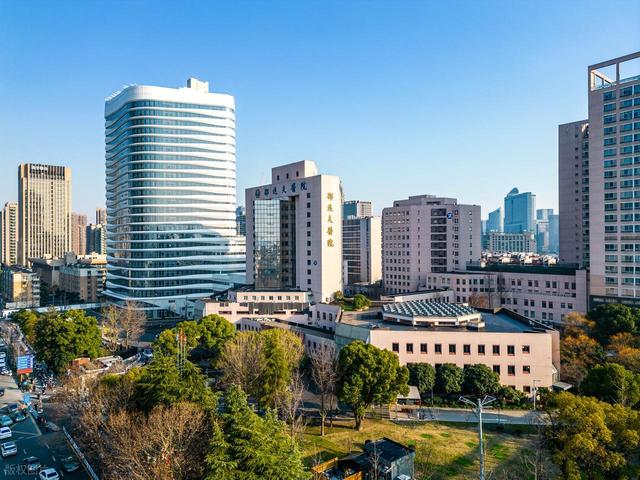 2025年中国百强城市排行榜出炉，杭州凭啥取代广州进入前四名