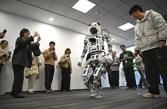 细思极恐！人形机器人被黑客轻易劫持？实体智能安全漏洞怎么破？