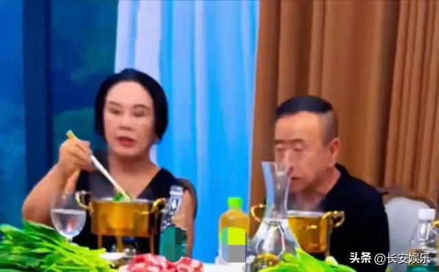 潘长江一家北京别墅宴客，餐厅大得像会所，妻子杨云罕见现身！