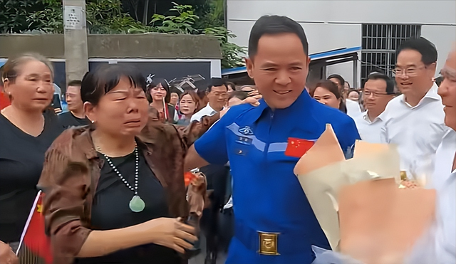 张陆二次飞天！他小时候帮父母卖鱼7年，妻子是他最坚强的后盾