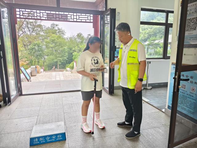 儿童景区走失获悉心照料 家长致谢“临时爸妈”