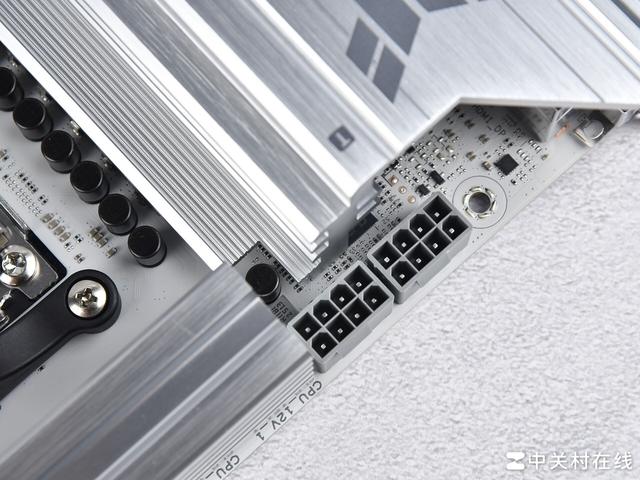 布局优化升级WIFI7 华硕B850重炮手白色版主板评测