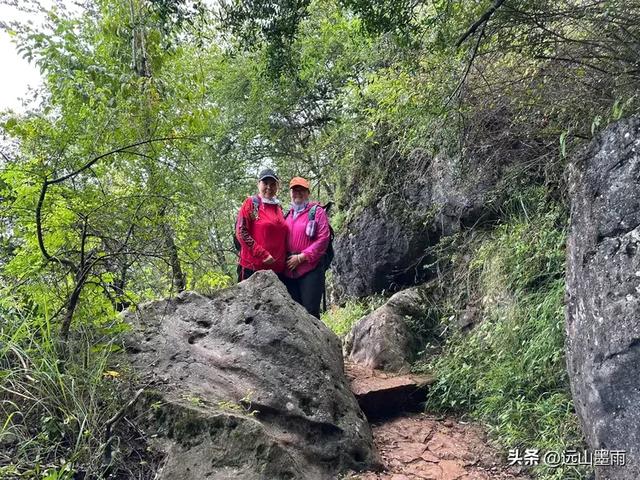 周末徒步，爬西山、走千步岩、过东风坝，我们在山水间快乐行走