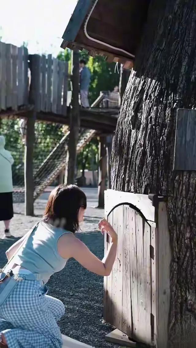 李七月周末遛娃，浅蓝无袖上衣配亲子时光，温馨又松弛