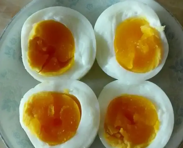 鸡蛋煮几分钟合适？控制好时间，鸡蛋出锅不干硬，鲜嫩好吃