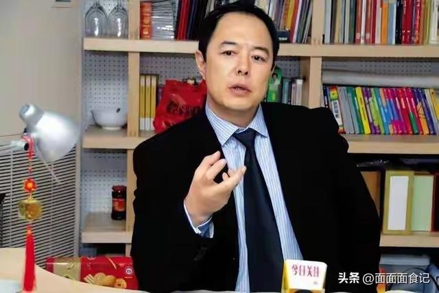 善恶终有报！68岁双腿包扎瘫在轮椅的张铁林，已然活成了“笑话”